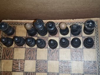 ŠACHY; staré dřevěné šachové figurky s patinou - komplet - 5