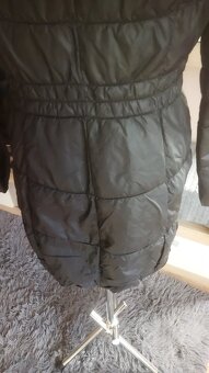 Prodám moc hezký černý prošívaný kabát s kapucí - 5