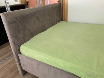 2 roky stará jen krátce používaná postel s matracemi - 5