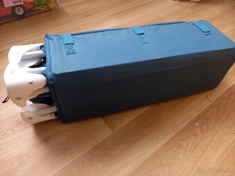 Rozkládací postýlka včetně matrace a peřinky a dětská kola - 5