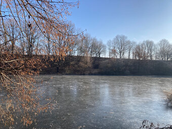 Různě velké pozemky u rybníka (zahrada), 495,-Kč/m2 - 5