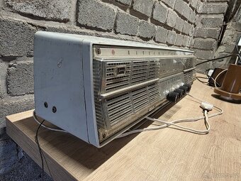 Staré rádio Hitachi - 5