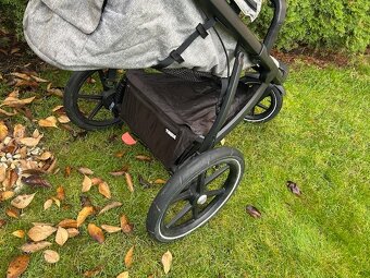 Thule Urban Glide 2 s novorozeneckou korbičkou a madlem - 5