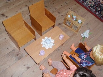 Dřevěný nábytek i s panenkama a s doplňky - 5