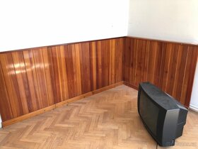 Modřínova postel,dřezový stůl,peřináč,poličky,obklad sten - 5