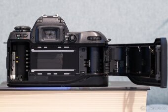 Nikon F80 – kinofilmová zrcadlovka - 5