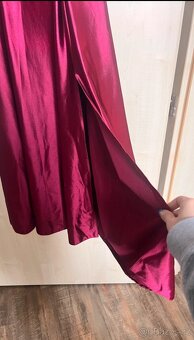 Vínové saténové šaty - 5