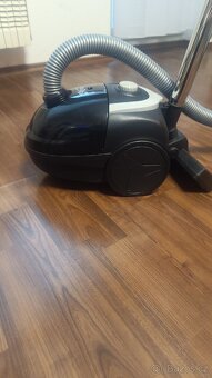 Prodám malý vysavač 1200w na sáčky - 5