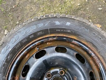 4x zimní pneu Goodyear s plech disky 195/65 R15 - 5
