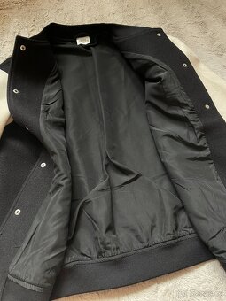 Černá a krémová baseballová bunda ve stylu bomberu H&M - 5