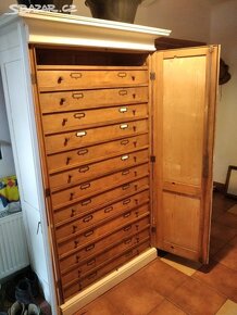 Stará velká dřevěná šuplíková skříň se zámkem - 5