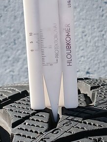 Pěkné zimní pneu Nokian 255/40/21 vzorek 8mm - 5