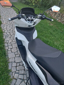 HONDA PCX 125 2024 ČR, najeto 2400km, kufr HONDA - 5