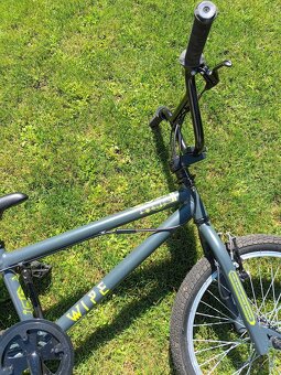 BMX 20" Wipe 300 - 2 zánovní kola skoro nepoužité + helma - 5