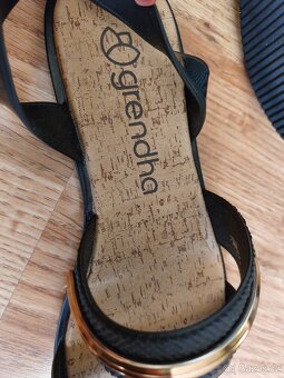 NOVÉ Dívčí sandále velikost 35/36 - 5