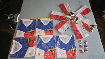 5x hokejový dres 6x šála 17x placka - 5