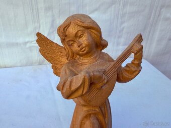 Dřevěná socha anděl hudebník hrající na loutnu - 5
