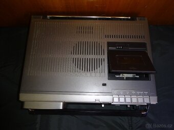 starý radiomagnetofon s televizí NEC CT-6000 - 5