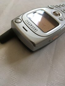 Alcatel OT-501: krásný retro mobil bez foťáku - 5