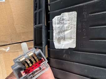 Přihrádka spolujezdce Ford Mustang 6. gen LHD - 5