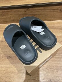 Adidas Yeezy slide šedé Dakony - 5