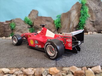 Prodám model 1:18 Ferrari F1 F2001 - 5