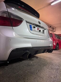 Difuzor zadního nárazníku BMW E90 E91 – Černý lesk - 5
