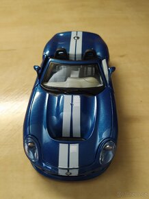 Model v měřítku 1:24 SCHELBY séries 1. 1999 cabrio - Burago. - 5