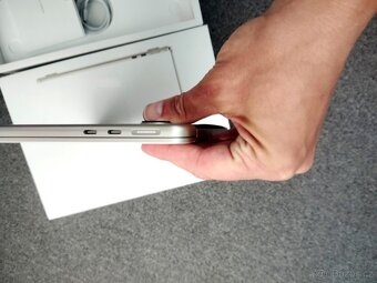 MacBook Air 13 palců M2 8 GB RAM 256 ssd - 5