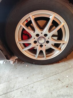 Mercedes CLA 180 šedá metalíza, světlý interiér,nízký nájezd - 5