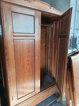 Starožitné skříně z masivu - 5