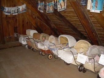 Sbírka starožitných kočárků 60ks, panenek - 5