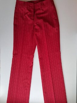 nový, červený kalhotový kostým s pruhy, vel. 38 - 5