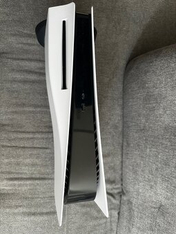 Prodám PlayStation 5 (verze s mechanikou)+ 2 ovladače - 5