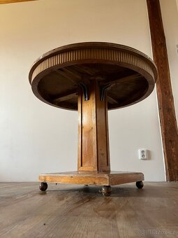 Dřevěný stůl a židle - 5