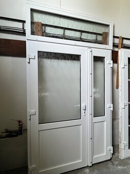VCHODOVÉ DVOUKŘÍDLÉ PLASTOVÉ DVEŘE 154x212-262 NADSVĚTLÍKY - 5