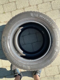 Dvě zimní pneu Michelin 215/60/16 - 5