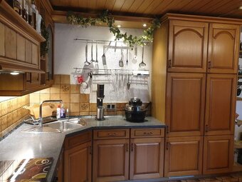 Krásná kuchyňská linka se spotřebiči - 5