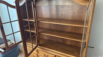 Masivní vitrína / příborník - 5