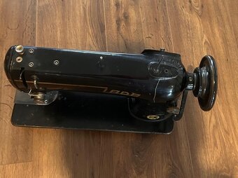 2ks šicích strojů. 1x kožešnický a 1x klasický - 5