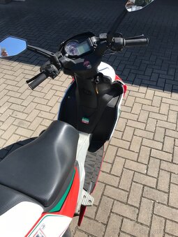 Prodám skútr Aprilia SR 50 R r.v.2012. - 5