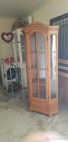 PRODÀM  DVĔ PROSKLENÈ ROHOVÈ VITRÌNY MASÌVNÌ BOROVICE A DUB - 5