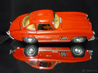 Mercedes Benz 300 SL červený Bburago 1/18 - 5