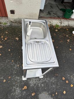 Nerezový dřez s vodní nádrží – mobilní mycí stanice - 5