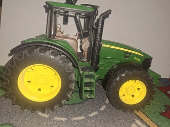 Traktor John Deere 7930 hračka - 5
