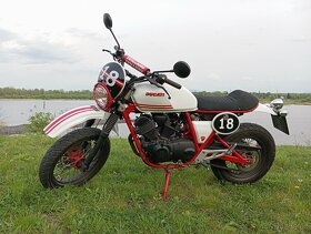 Scrambler, Cafe racer V twin 250i - 5