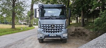 Mercedes Benz Arocs 8x4 třístranný sklápěč - 5