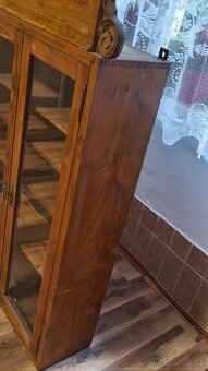 Starožitná dřevěná vitrína. - 5