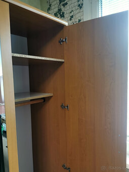 Šatní skříň se dvěma zásuvkami a zrcadlem uprostřed - 5