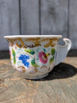 Starožitný porcelánový hrnek, luční květy, hrozno. - 5